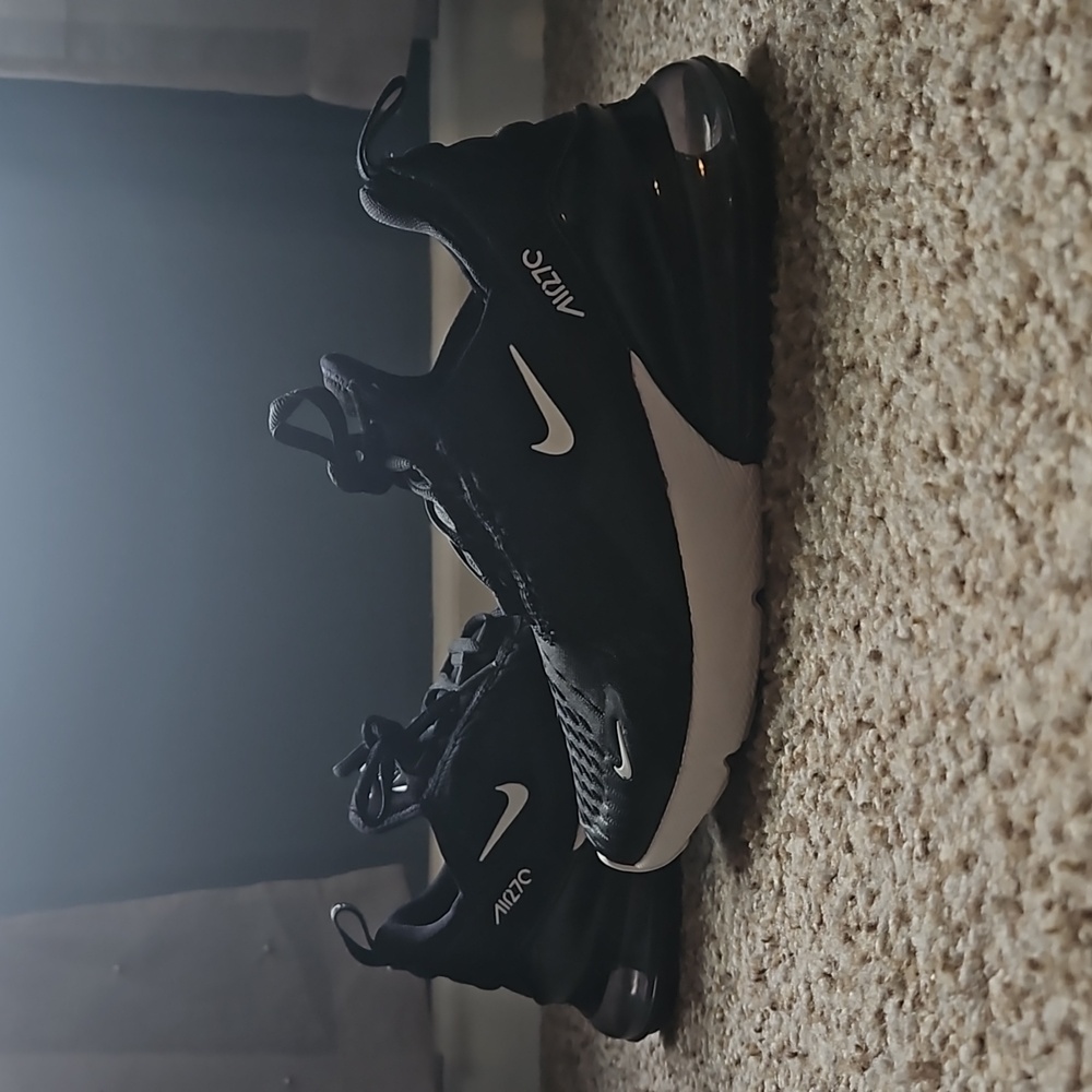 Kids size 4 like new Nike Air Max 270